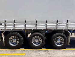 2004 Maxitrans St3 22 Pallet Sd Refrigerated Curtain, Tuck Away Tail Gate