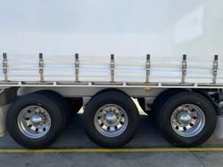 2004 Maxitrans
                St3 22 Pallet Sd Refrigerated Curtain, Tuck Away Tail Gate