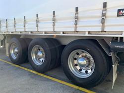 2004 Maxitrans
                St3 22 Pallet Sd Refrigerated Curtain, Tuck Away Tail Gate