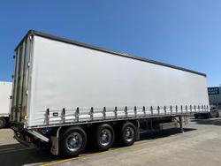 2004 Maxitrans
                St3 22 Pallet Sd Refrigerated Curtain, Tuck Away Tail Gate