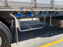2004 Maxitrans
                St3 22 Pallet Sd Refrigerated Curtain, Tuck Away Tail Gate
