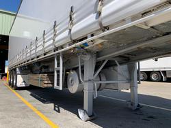 2004 Maxitrans
                St3 22 Pallet Sd Refrigerated Curtain, Tuck Away Tail Gate