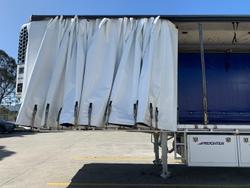 2004 Maxitrans
                St3 22 Pallet Sd Refrigerated Curtain, Tuck Away Tail Gate