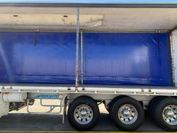 2004 Maxitrans
                St3 22 Pallet Sd Refrigerated Curtain, Tuck Away Tail Gate