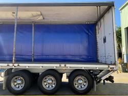 2004 Maxitrans
                St3 22 Pallet Sd Refrigerated Curtain, Tuck Away Tail Gate