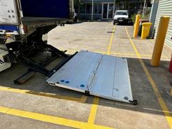 2004 Maxitrans
                St3 22 Pallet Sd Refrigerated Curtain, Tuck Away Tail Gate