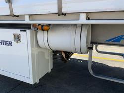 2004 Maxitrans
                St3 22 Pallet Sd Refrigerated Curtain, Tuck Away Tail Gate
