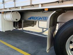 2004 Maxitrans
                St3 22 Pallet Sd Refrigerated Curtain, Tuck Away Tail Gate