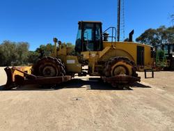 2001 Caterpillar
                825G 