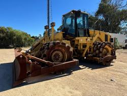 2001 Caterpillar
                825G 