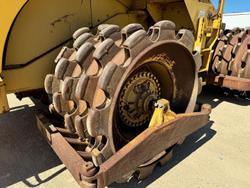 2001 Caterpillar
                825G 