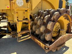 2001 Caterpillar
                825G 