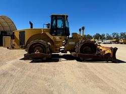 2001 Caterpillar
                825G 