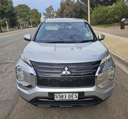 2024 Mitsubishi
Outlander ES
