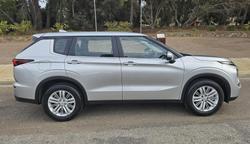 2024 Mitsubishi
Outlander ES