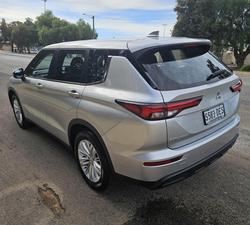 2024 Mitsubishi
Outlander ES