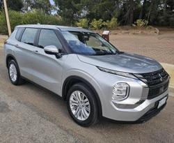 2024 Mitsubishi
Outlander ES