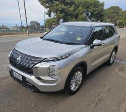 2024 Mitsubishi
Outlander ES