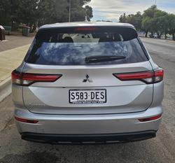 2024 Mitsubishi
Outlander ES