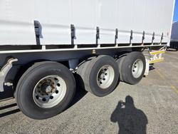 2014 Vawdrey 24 Pallet Straight B Curtain Sider white