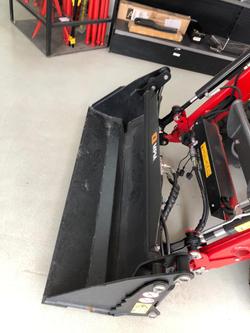 0 Massey Ferguson Gc1723e Compact Tractor 4In1 Bkt - 1X In Stock RED