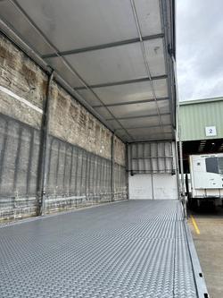 2009 Krueger St3 24 Pallet Sd Refrigerated Curtain Sider