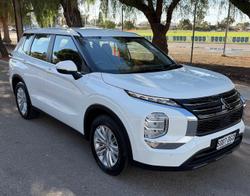 2024 Mitsubishi
Outlander ES