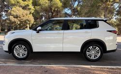 2024 Mitsubishi
Outlander ES