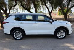 2024 Mitsubishi
Outlander ES
