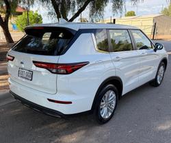 2024 Mitsubishi
Outlander ES