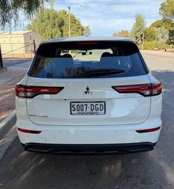 2024 Mitsubishi
Outlander ES