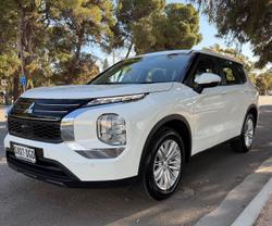 2024 Mitsubishi
Outlander ES