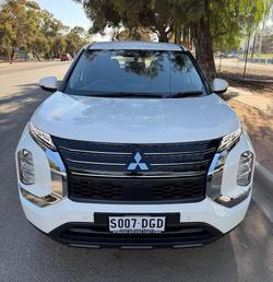 2024 Mitsubishi
Outlander ES
