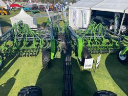 2024 Boss
40' Bridge-Frame Planter