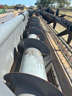 2018 MF
Ideal 8T Harvester & Powerflow 1220 40' Front