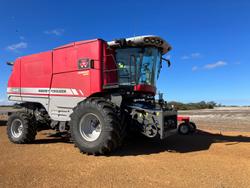 2013 Massey Ferguson
9560 Header And 2015 40 Foot 9255 Dynaflex Front