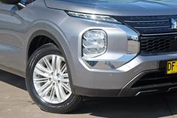 2022 Mitsubishi
                Outlander ES