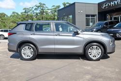 2022 Mitsubishi
                Outlander ES