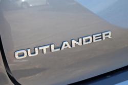 2022 Mitsubishi
Outlander ES