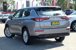 2022 Mitsubishi
Outlander ES