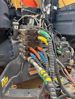 2015 Challenger Mt875e