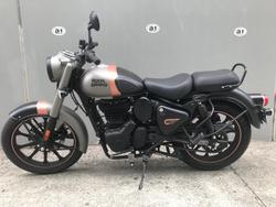 2025 Royal Enfield
Classic 350 Dark