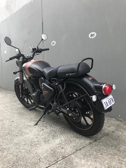 2025 Royal Enfield
Classic 350 Dark