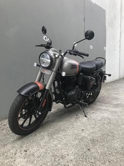 2025 Royal Enfield
Classic 350 Dark