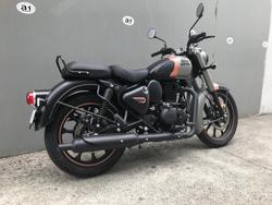2025 Royal Enfield
Classic 350 Dark