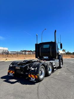2017 Western Star 5800 Series 5864SS Black