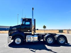 2017 Western Star 5800 Series 5864SS Black