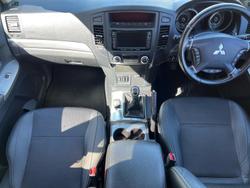 2013 Mitsubishi
Pajero VR-X
