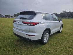 2024 Mitsubishi
Outlander ES