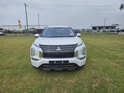 2024 Mitsubishi
Outlander ES
